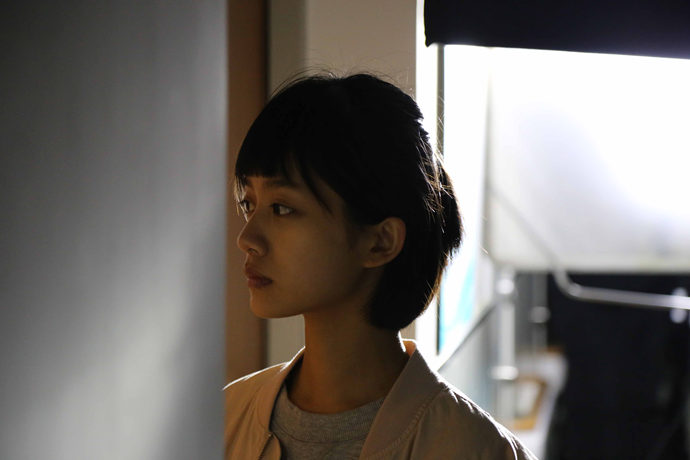 同班女生夏一安钦佩李童的勇气,暗中施以援手,三人成为好朋友,李童