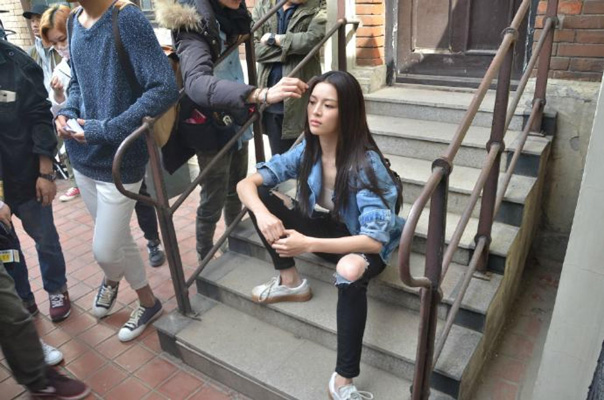 为了摆脱何晓阳,关欣决定帮助他追求女神李舒舒(春夏 饰).